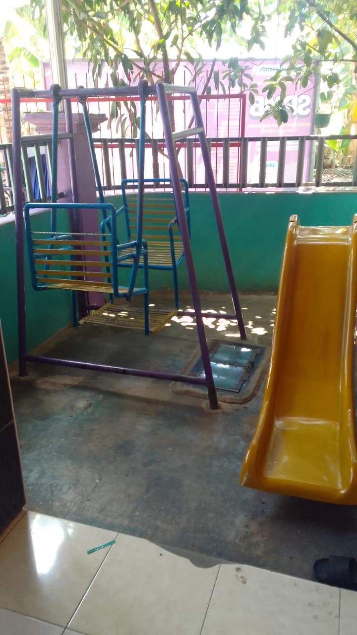 Perosotan dan ayunan di area bermain sekolah